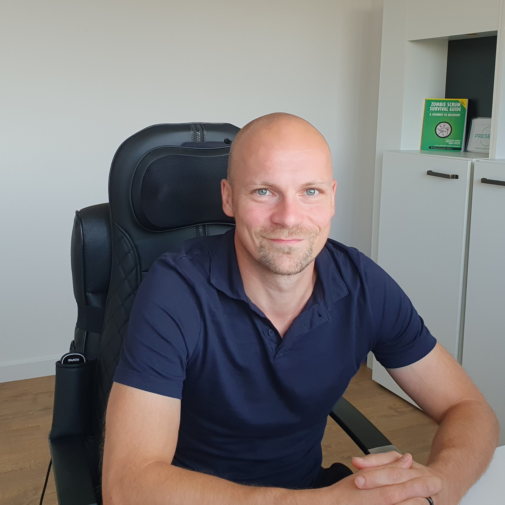 Mathias am Schreibtisch